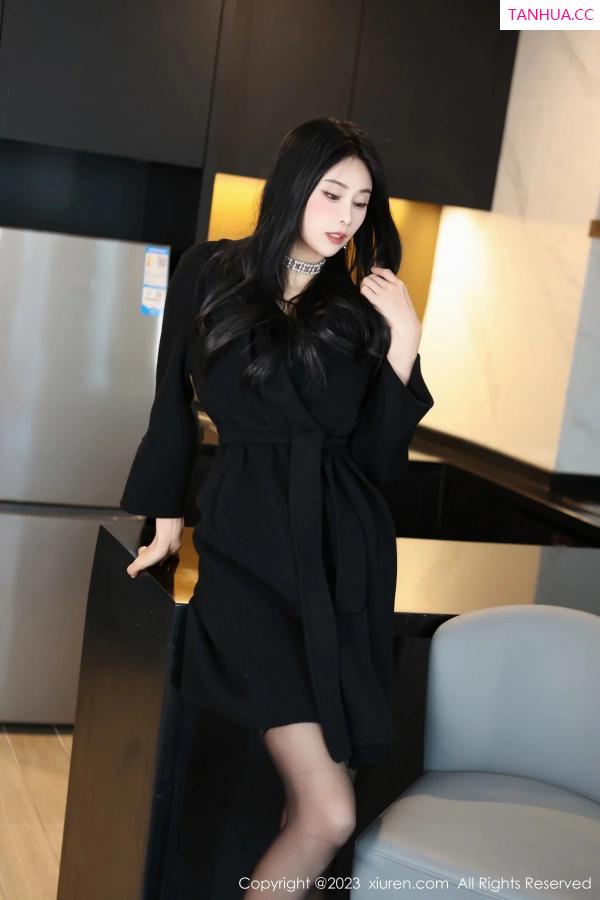 草莓  [XiuRen]高清写真图 2023.12.12 No.7797 草莓mm 黑丝美腿第5张图片